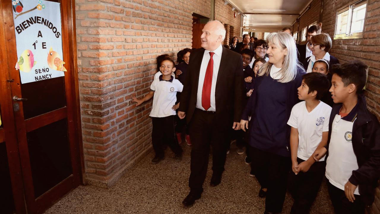 El gobernador entregó 600 mil pesos a la escuela Namuncurá