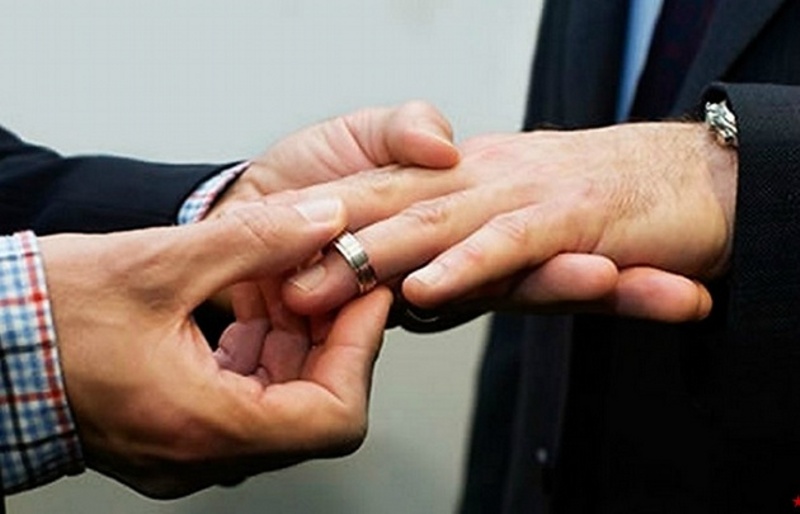 Echaron a profesor por casarse con otro hombre