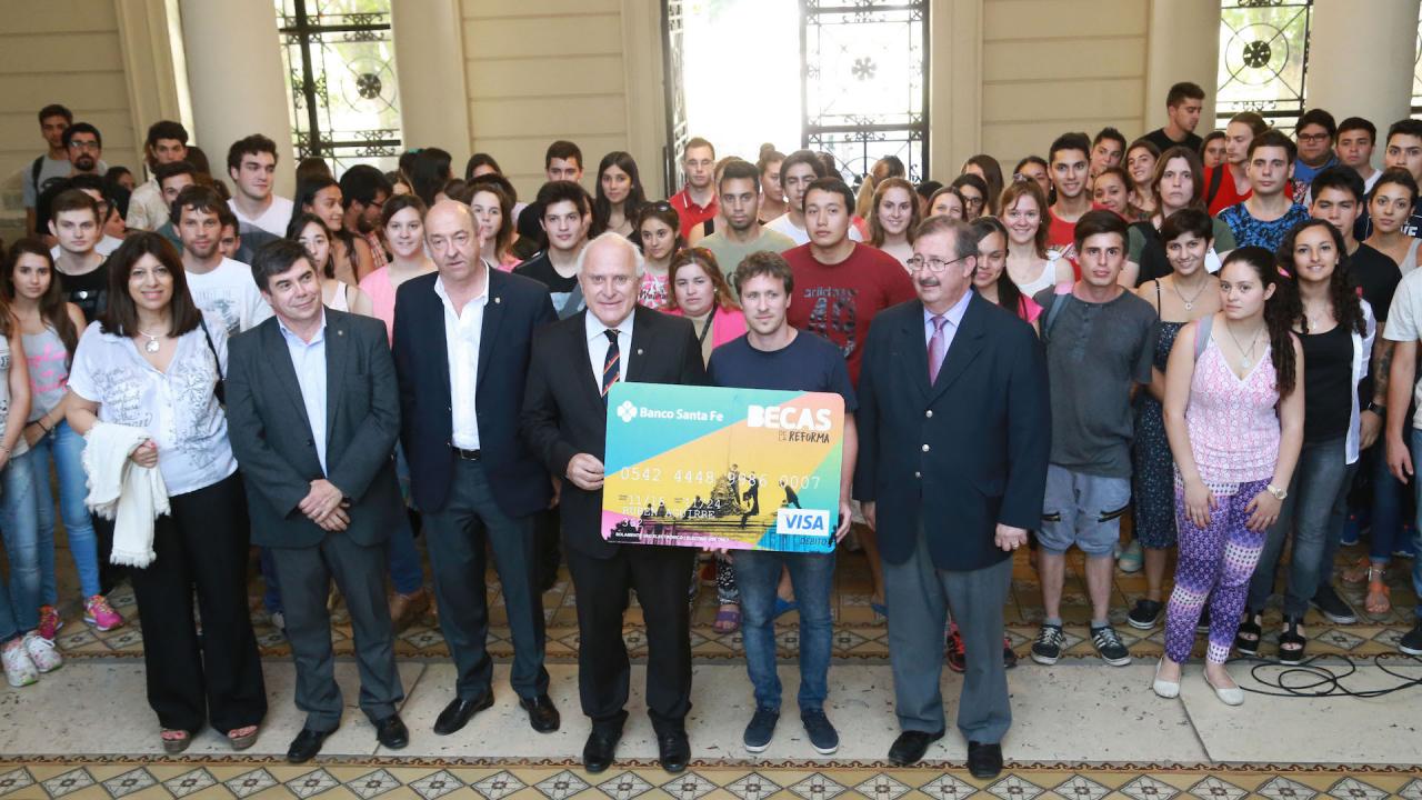 Mil estudiantes contarán con becas de la provincia