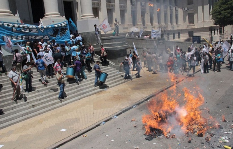 Amenazan con “voltear” al gobernador de Córdoba