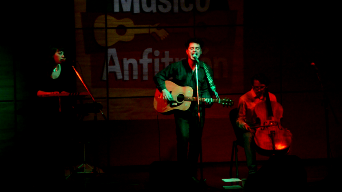 Juan Bitar presenta sus canciones en el Rosa Galisteo