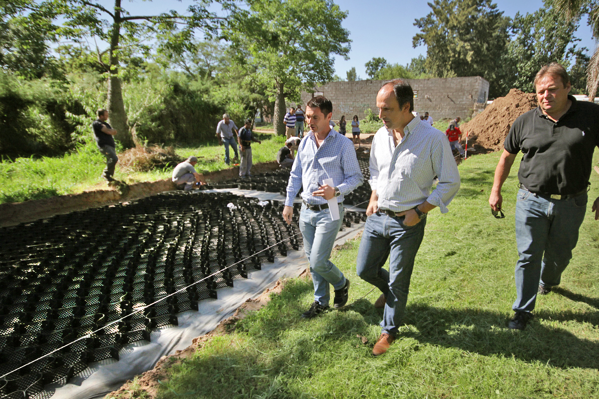  Instalan geoceldas en calles de Colastiné