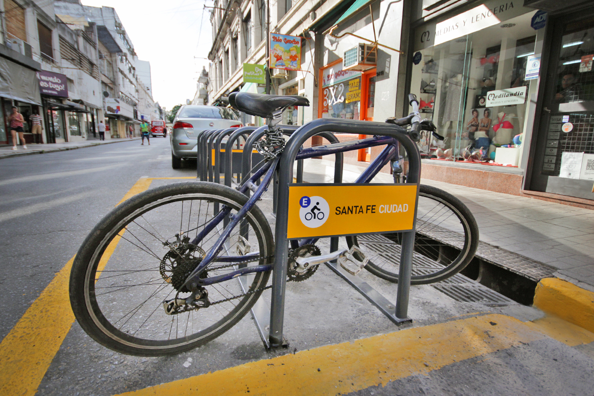 Instalan estacionamiento para bicis en Santa Fe