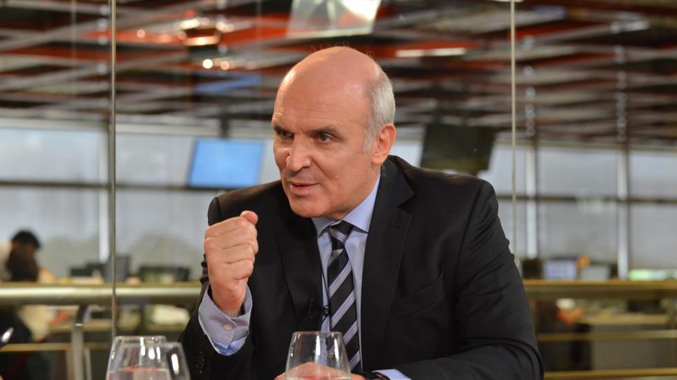 Un economista propuso “echar gente” del Estado