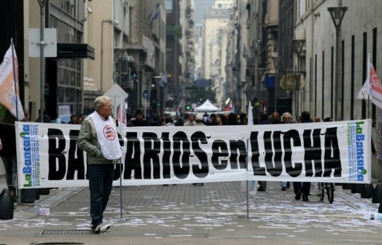 Los bancarios decretaron un paro en todo el país
