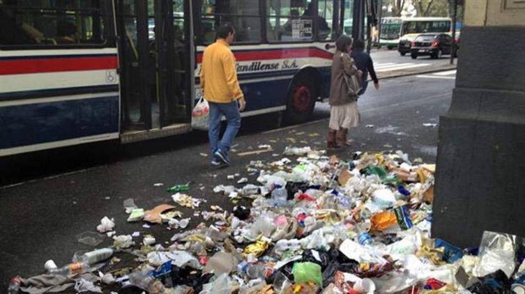 182 millones de bolsas plásticas son arrojadas a las calles