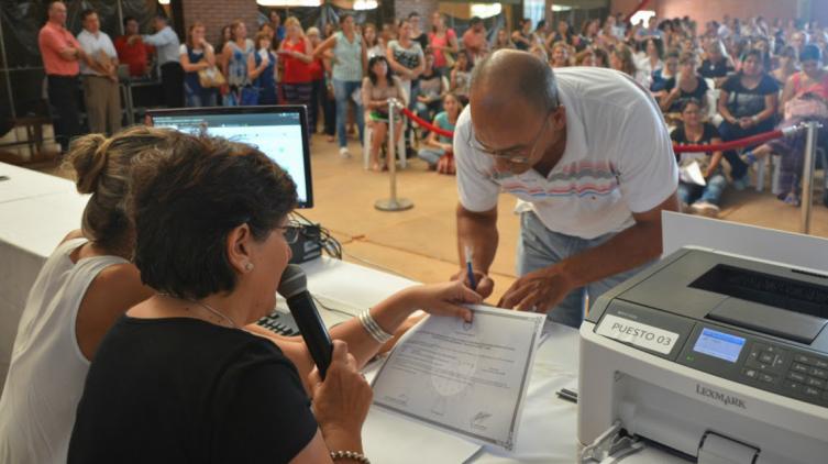 Santa Fe: estabilidad laboral para 1700 docentes