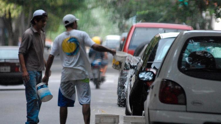 Multan a automovilistas por dejar que trapitos laven sus autos