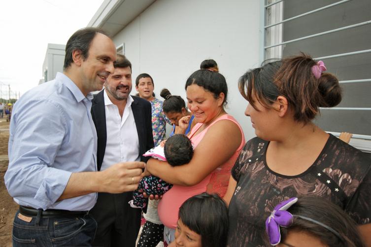 Corral entregó otras 12 casas a familias de inundados