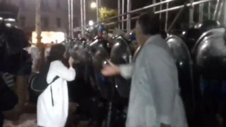 Reprimieron a docentes que querían instalar una carpa blanca