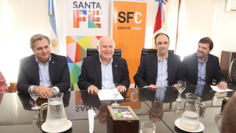 Lifschitz entregó $ 6 millones para obras en la ciudad capital