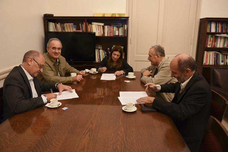 Acuerdan aumento para no docentes universitarios 