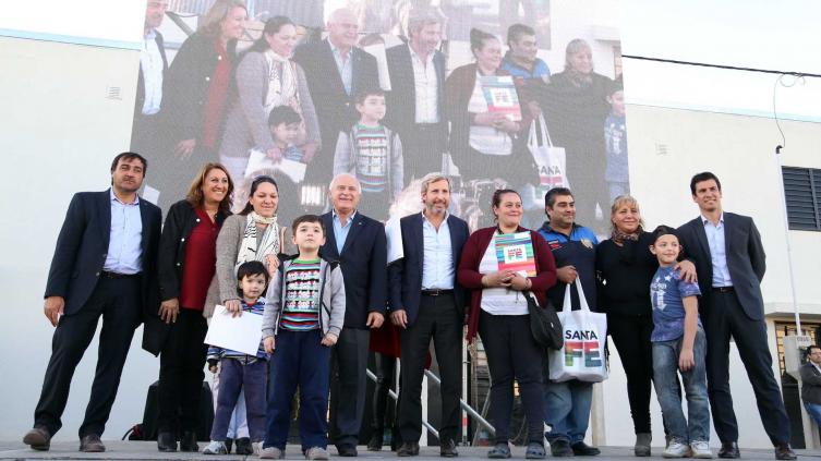 Lifschitz entregó 244 viviendas en Rosario