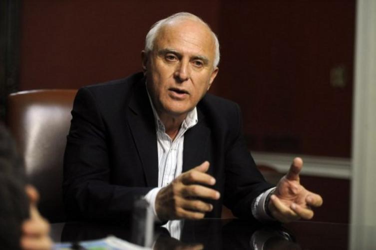 Lifschitz: “No se puede tener un pie en cada bote” 