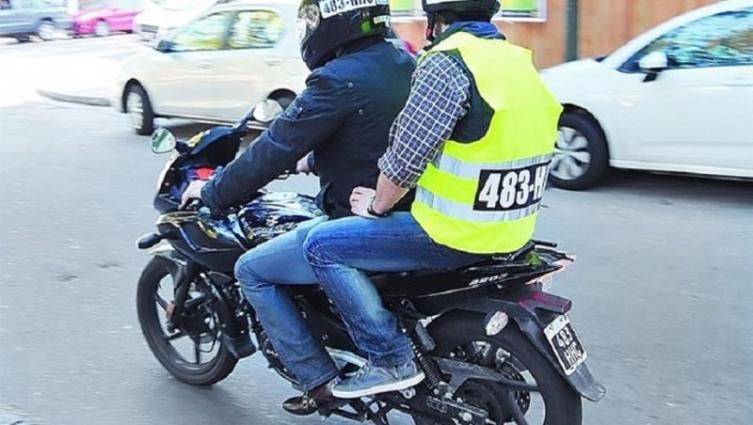 Prohiben circular en motos con acompañante 