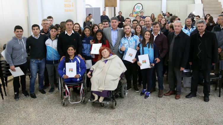 La provincia entregó becas a deportistas santafesinos