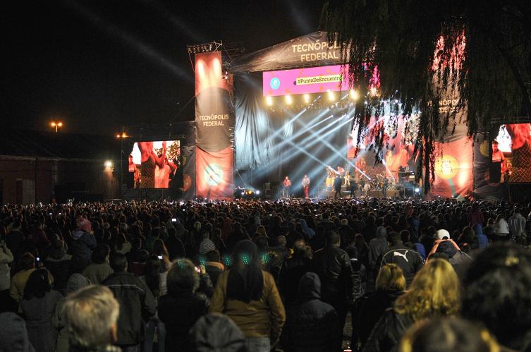 Los Auténticos Decadentes montaron su fiesta en Santa Fe