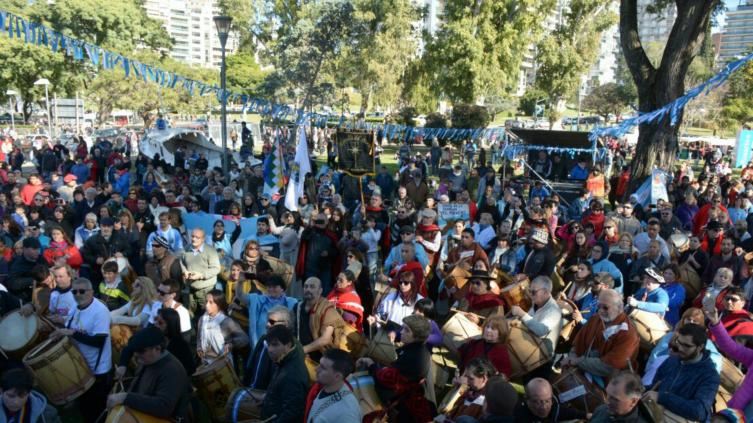 Más de cien mil personas de blanco y celeste