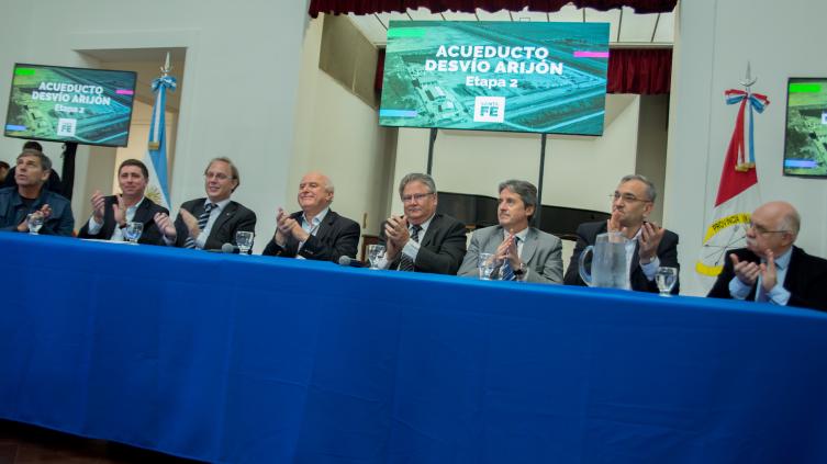 La provincia dotará de agua potable a 300 mil santafesinos