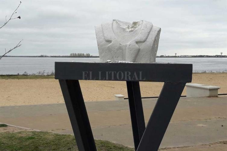 Decapitaron el busto de Ana Frank en Santa Fe
