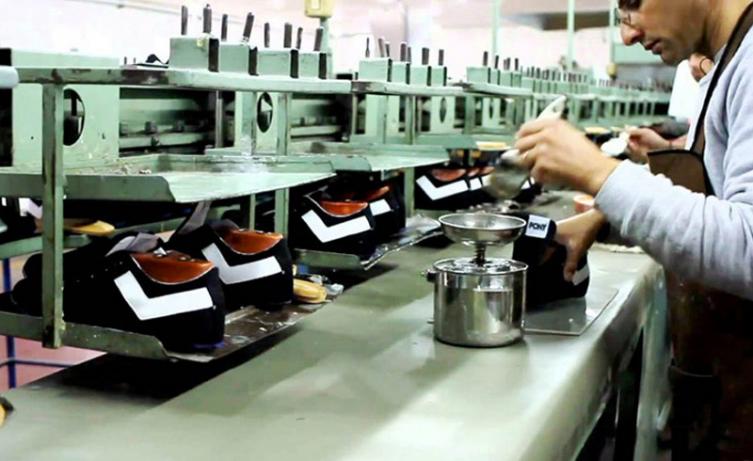 “El modelo se está llevando puesta a la industria del calzado”