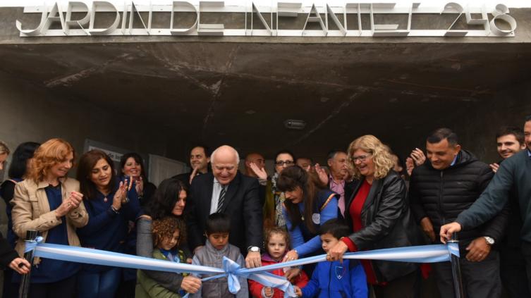 Lifschitz inauguró un nuevo edificio escolar