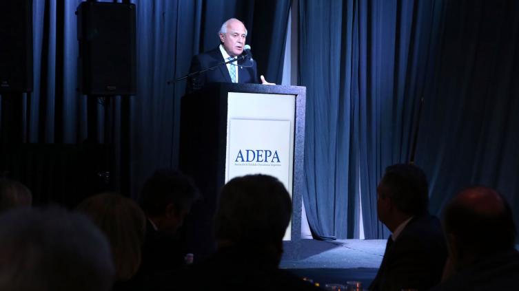 El gobernador participó de la cena de Adepa