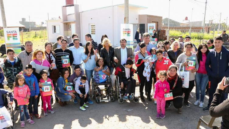 La provincia entregó nuevas viviendas en Santa Fe