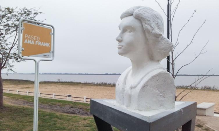 La escultura de Ana Frank volvió a la costanera santafesina