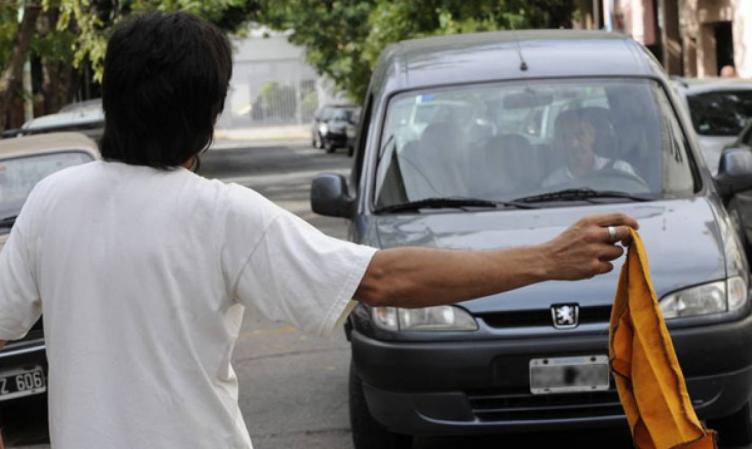 Trapitos caros: cien pesos por cada auto