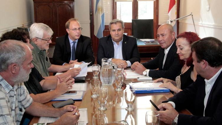 Santa Fe: el gobierno se reunió con estatales y docentes