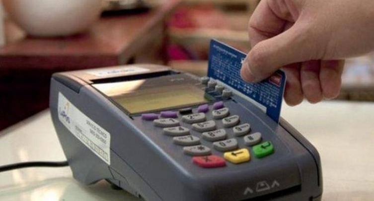 Todos los comercios deberán aceptar pago con débito