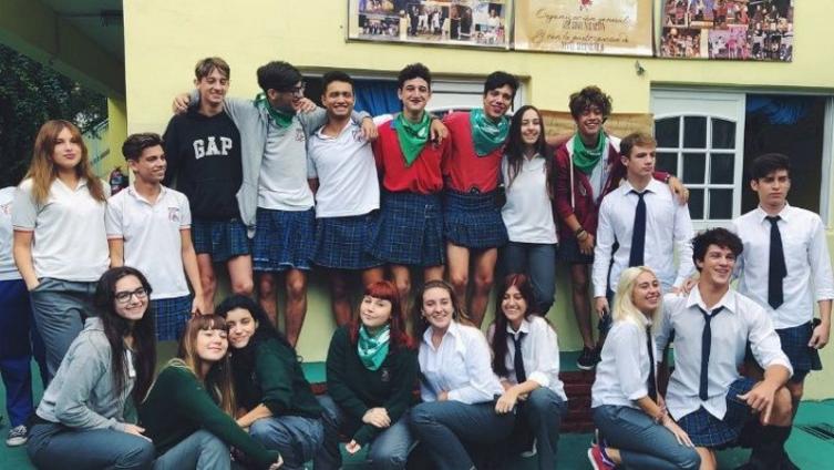 Alumnos protestaron con un “pollerazo” 