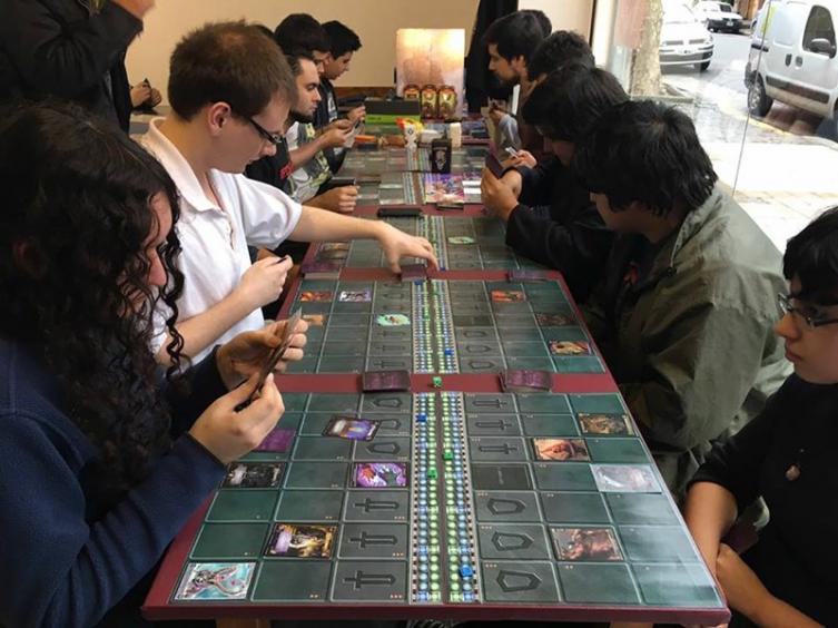 Un rosarino creó el primer juego de naipes con tablero