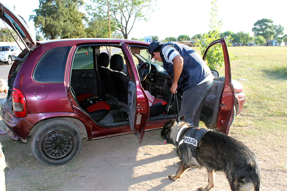 Fuerte presencia policial en barrios de Santa Fe