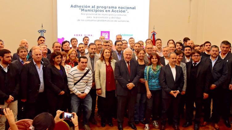 Lifschitz firmó la adhesión al programa Municipios en Acción
