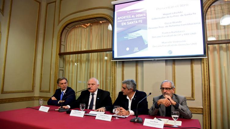 El gobernador presentó el libro sobre la reforma constitucional