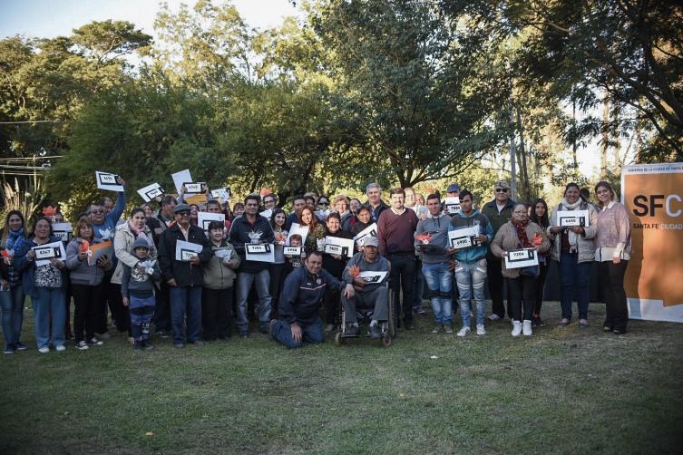 37 familias recibieron  las escrituras de sus viviendas