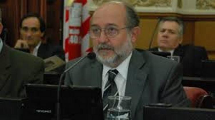 Proponen reducir los salarios políticos en un 30 %