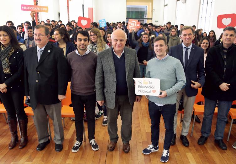 Lifschitz entregó becas para continuar estudios universitarios