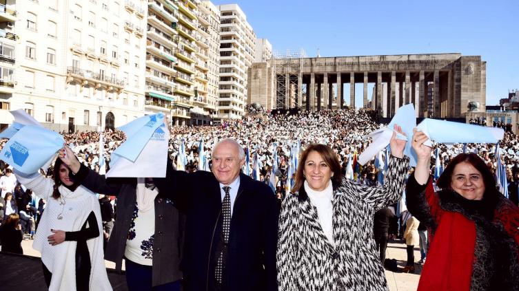 13000 alumnos juraron lealtad a la Bandera