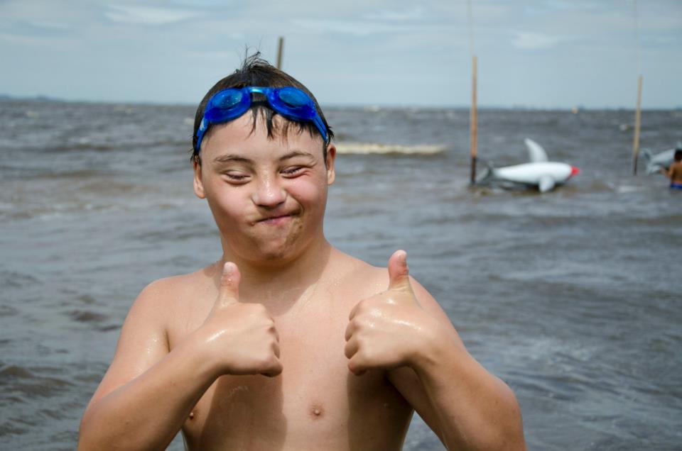 Los Tiburones del Paraná desafían la noche en aguas abiertas