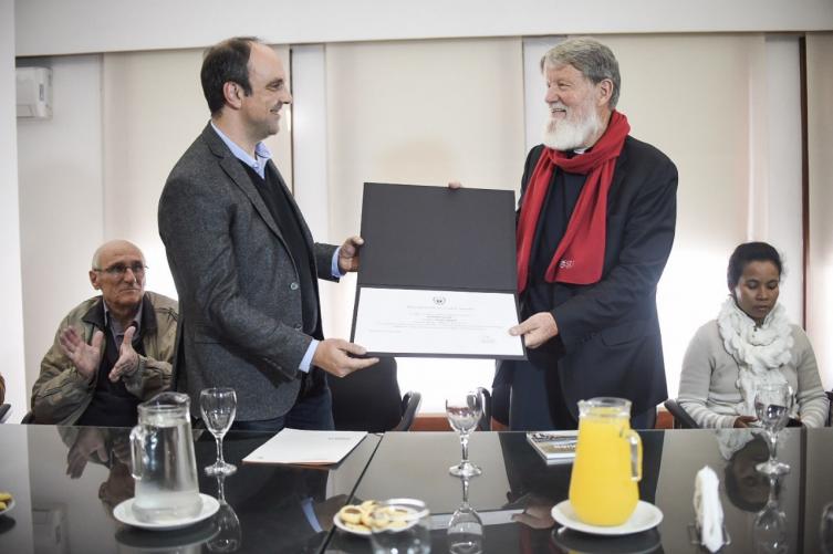 Distinguen al padre Pedro como Visitante Ilustre de Santa Fe