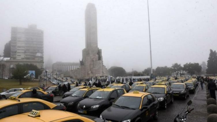 Taxistas rosarinos en pie de guerra por la llegada de Uber
