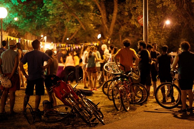 Noche de bicis, lectura y música en vivo en Plaza Constituyentes