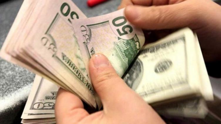 El Gobierno anunció que reduce la venta diaria de dólares