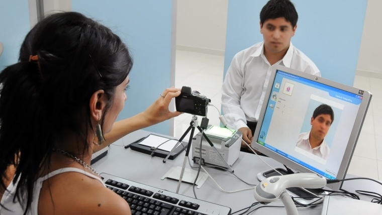 Más despidos entre los trabajadores que tramitan pasaportes